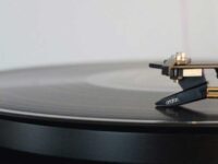 ¿Cómo se utiliza un tocadiscos?